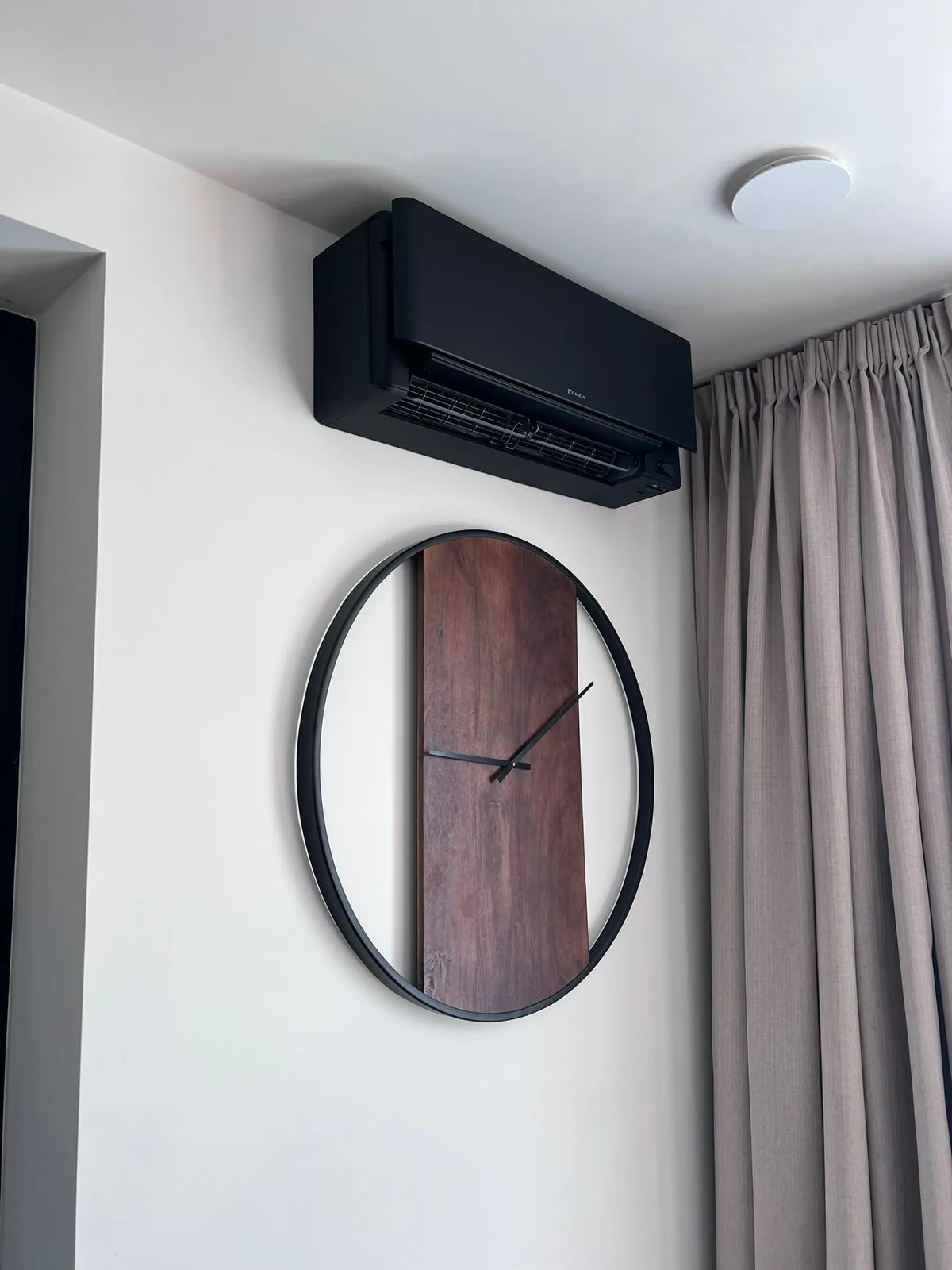 Daikin split-airco binnenunit, netjes geplaatst in een woonruimte