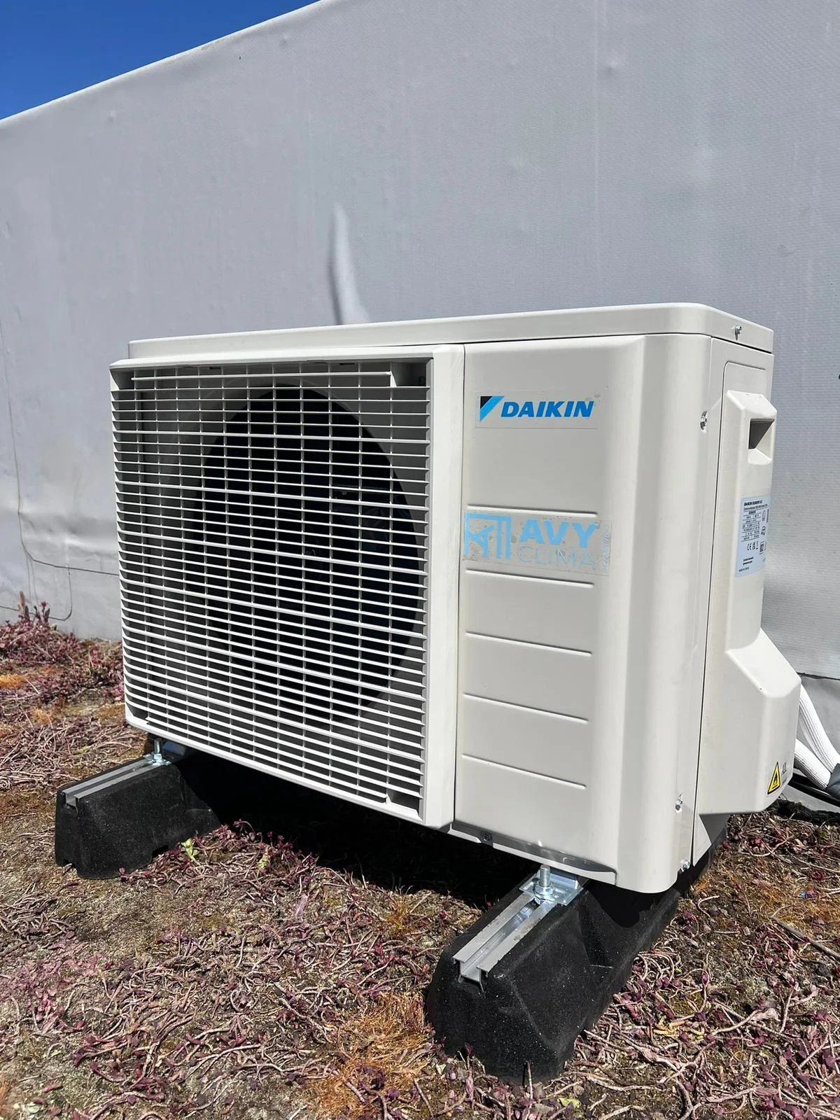 Daikin multisplit-airco buitenunit op een plat dak van een kantoorgebouw