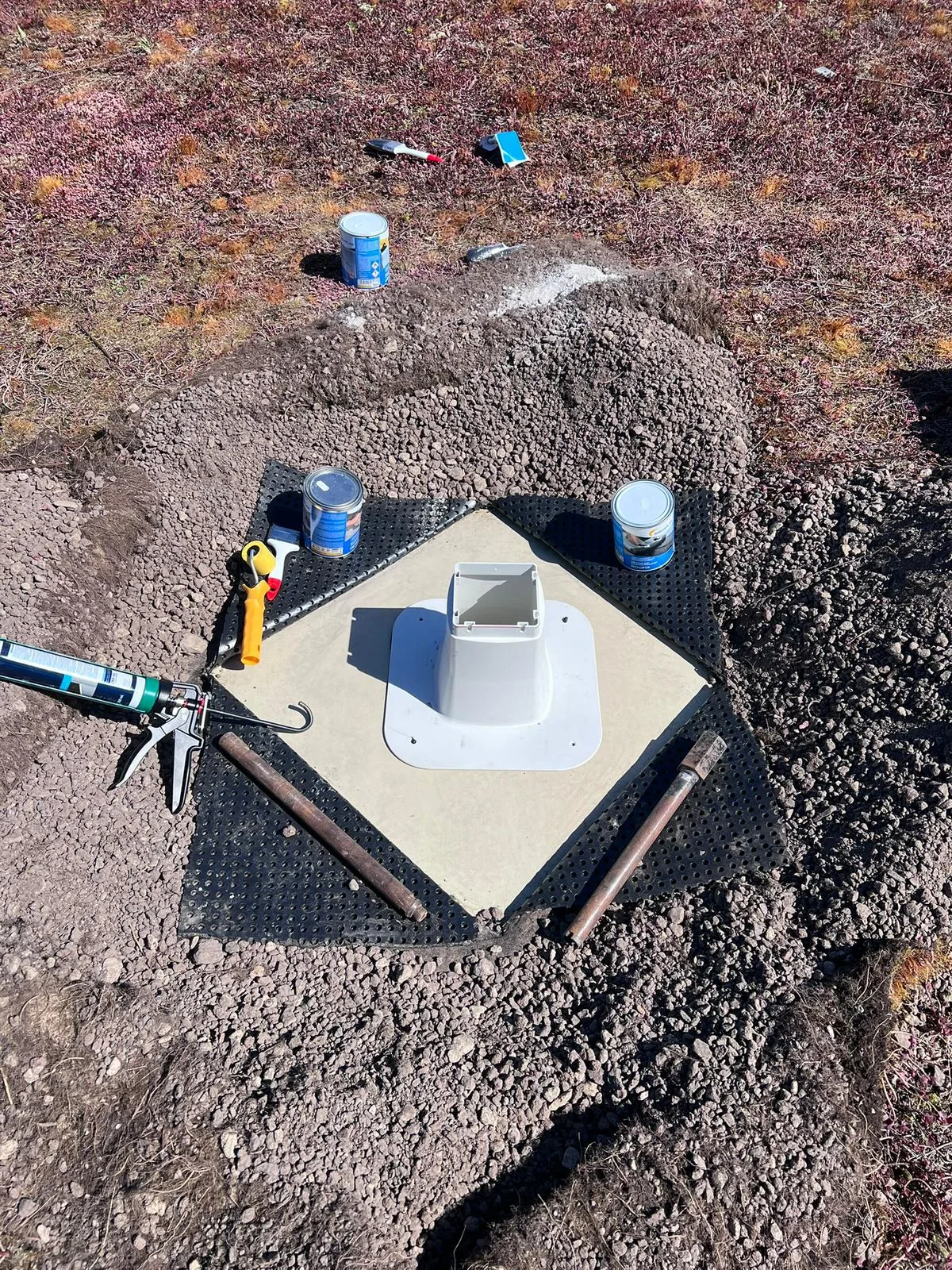 Daikin-warmtepomp buitenunit op een fundering, detailopname